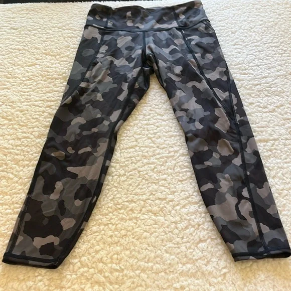 Athletica camo leggings zip pocket on the back - Picture 1 of 3